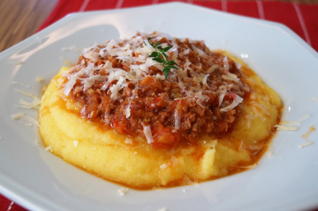 Ragu de fígado, polenta mole com leite de coco e farofinha de